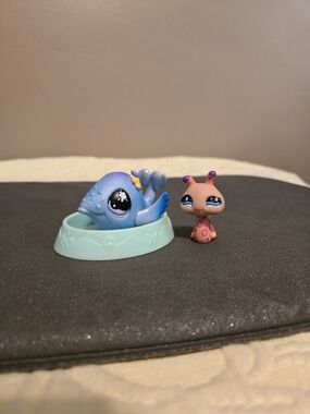 Littlest Pet Shop Blue Whale with Mint Pool and Pink Snail